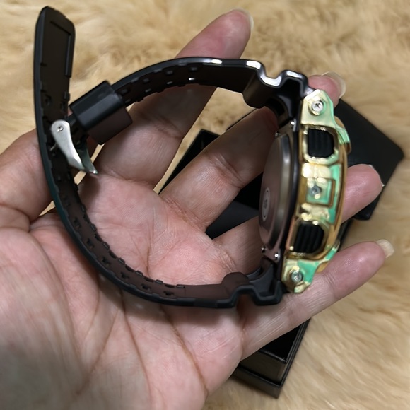 Men’s Black and Goldtone Sporty Watch - Picture 5 of 6